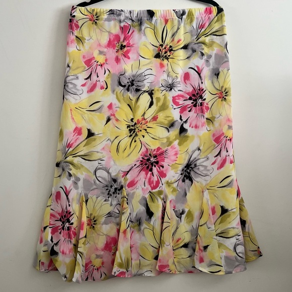 Yellow Mermaid Trumpet Skirt,  pleating detail, pink flowers and grey flowers. - Picture 6 of 7